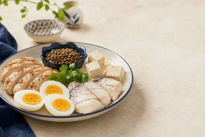 อาหารโปรตีนสูง — ปริมาณโปรตีนต่อวัน แหล่งโปรตีนไทย ไข่ ไก่ ปลา ถั่ว เต้าหู้ และข้อควรระวังเรื่องไต